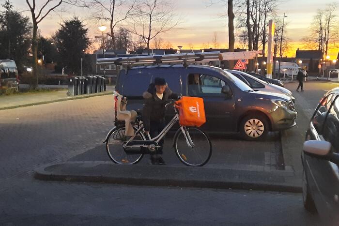 Fietser en bestelbus bosten op elkaar