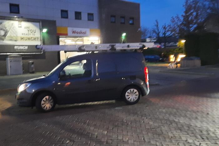 Fietser en bestelbus bosten op elkaar