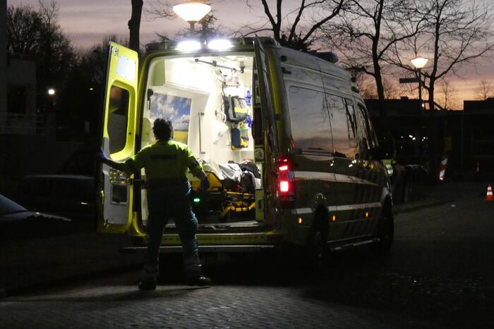 Fietser en bestelbus bosten op elkaar