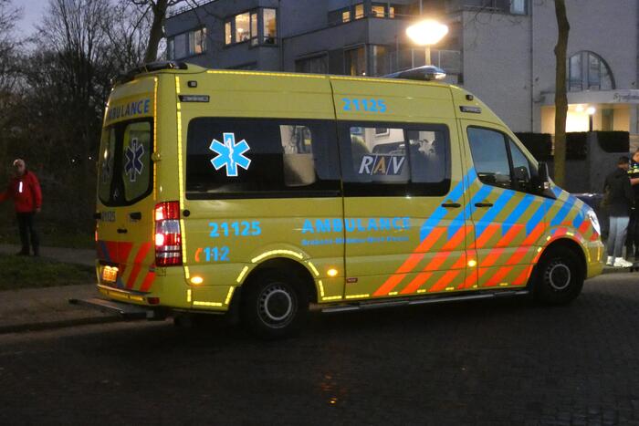 Fietser en bestelbus bosten op elkaar