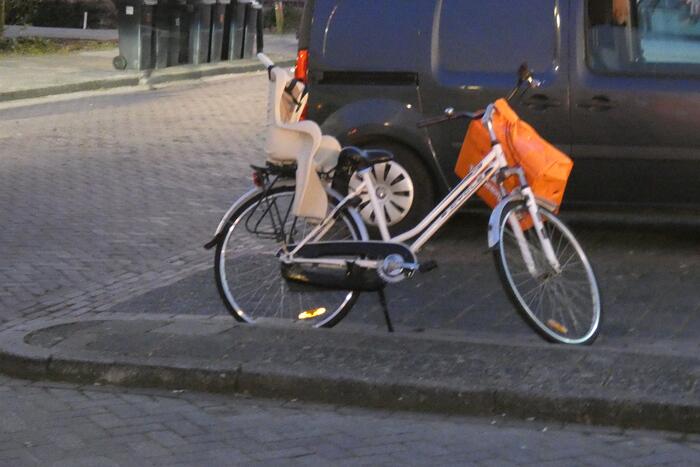 Fietser en bestelbus bosten op elkaar