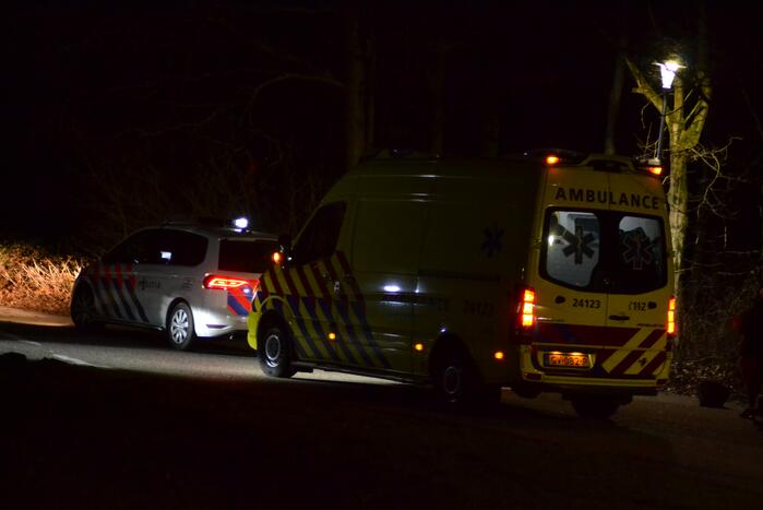 Auto vliegt uit de bocht en belandt tussen de bomen