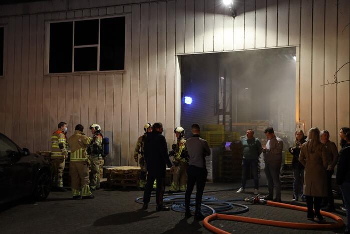 Pand vol rook op industrieterrein De Kronkels