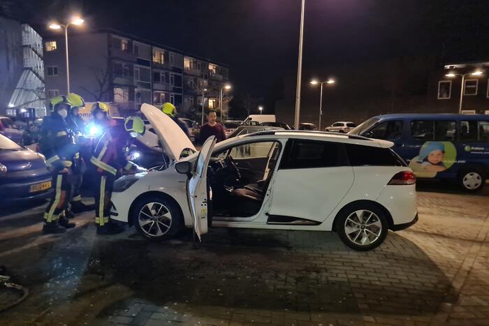 Buurtbewoners blussen beginnende autobrand