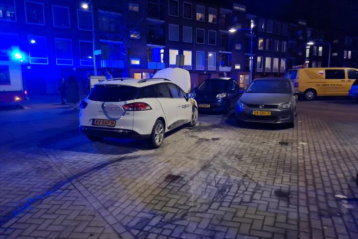 Buurtbewoners blussen beginnende autobrand
