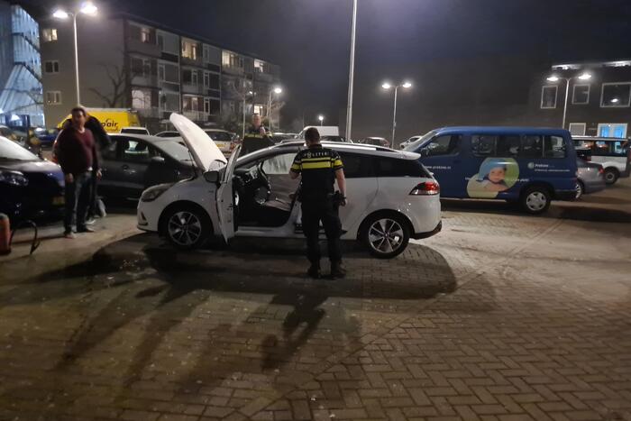 Buurtbewoners blussen beginnende autobrand