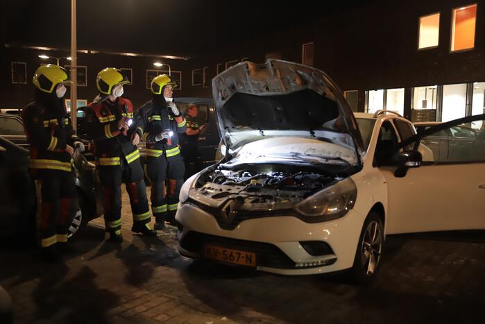 Buurtbewoners blussen beginnende autobrand
