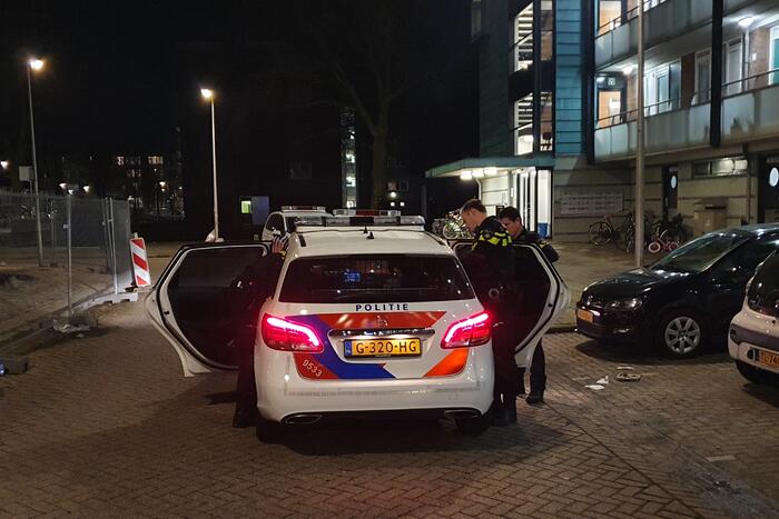 Buurtbewoners blussen beginnende autobrand