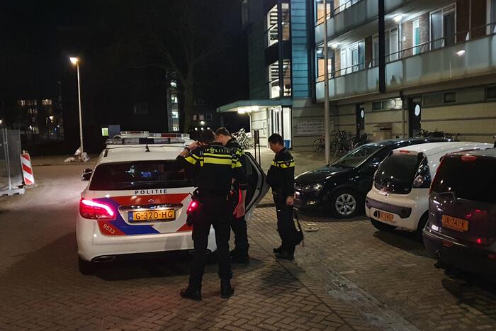 Buurtbewoners blussen beginnende autobrand