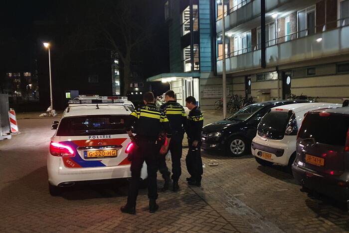 Buurtbewoners blussen beginnende autobrand