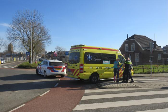 Fietser gewond bij botsing met auto op rotonde