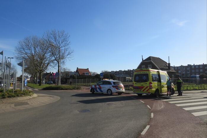 Fietser gewond bij botsing met auto op rotonde