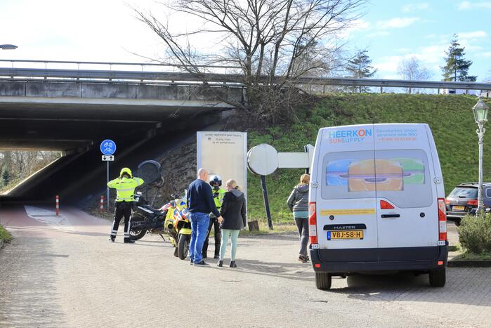 Fietsster en scooterrijder botsen voor coffeeshop Klavertje