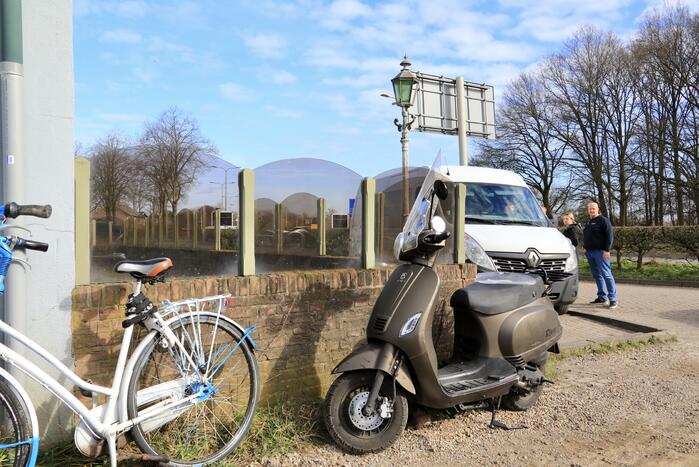 Fietsster en scooterrijder botsen voor coffeeshop Klavertje