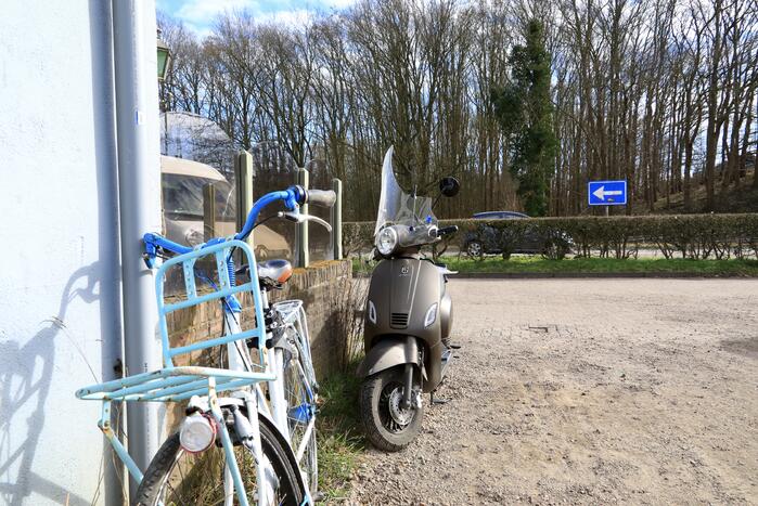 Fietsster en scooterrijder botsen voor coffeeshop Klavertje