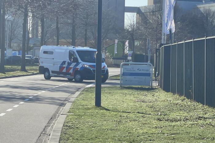 10 vluchtelingen aangetroffen in vrachtwagen bij Alloga en Alliance Healthcare