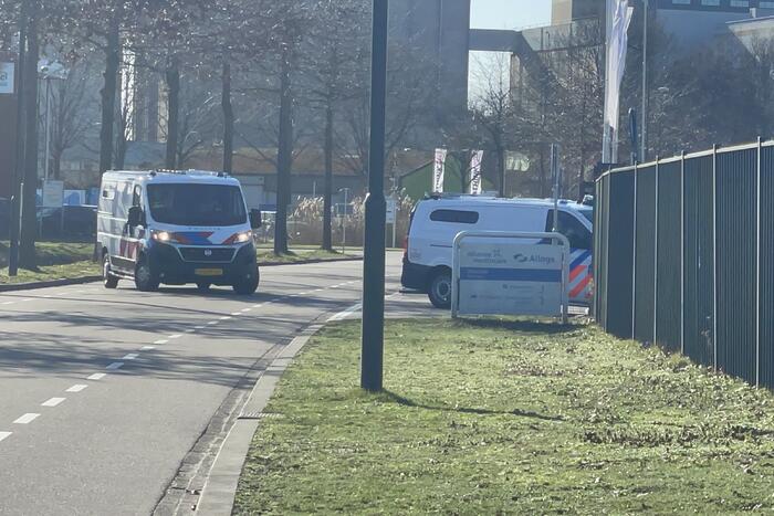 10 vluchtelingen aangetroffen in vrachtwagen bij Alloga en Alliance Healthcare