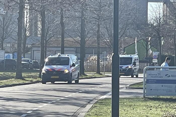 10 vluchtelingen aangetroffen in vrachtwagen bij Alloga en Alliance Healthcare