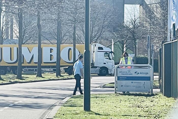 10 vluchtelingen aangetroffen in vrachtwagen bij Alloga en Alliance Healthcare