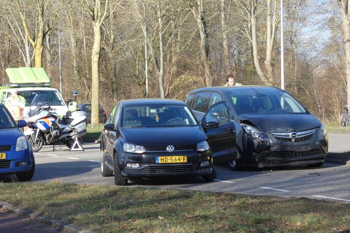 Auto's botsen op kruising