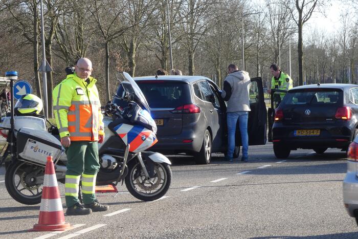 Auto's botsen op kruising