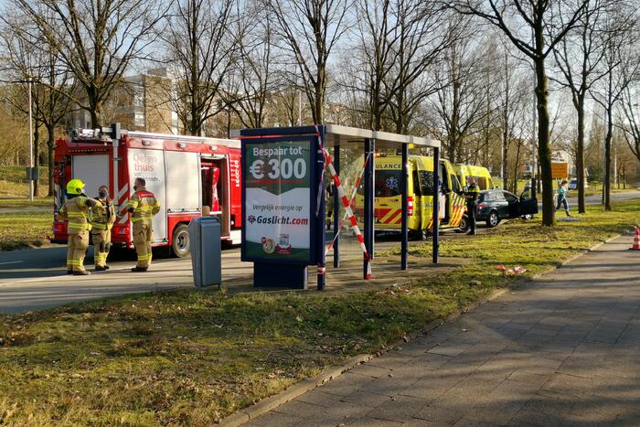 Auto knalt op lantaarnapaal