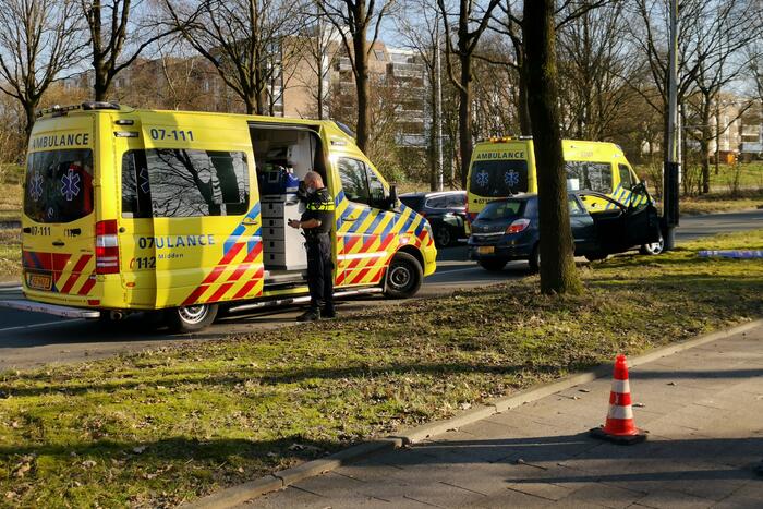 Auto knalt op lantaarnapaal