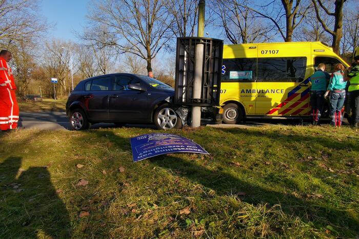Auto knalt op lantaarnapaal