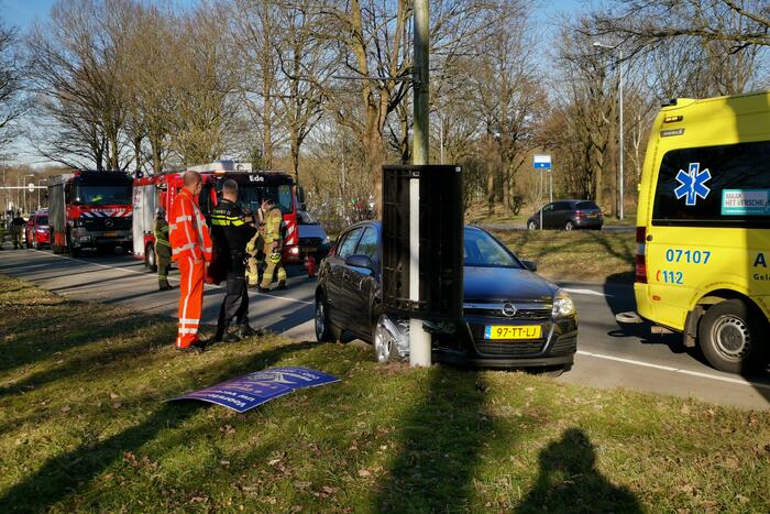 Auto knalt op lantaarnapaal