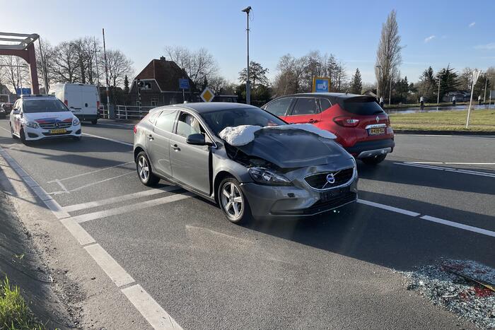 Flinke ravage kop-staart aanrijding voor verkeerslicht