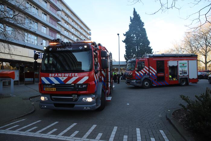 Begane grond zorgflat ontruimd door brand in wasruimte