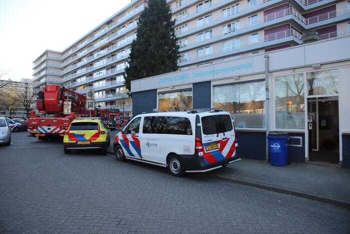 Begane grond zorgflat ontruimd door brand in wasruimte