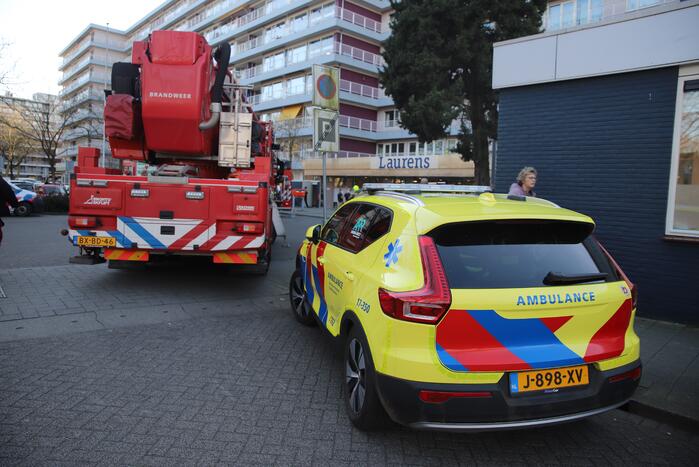 Begane grond zorgflat ontruimd door brand in wasruimte