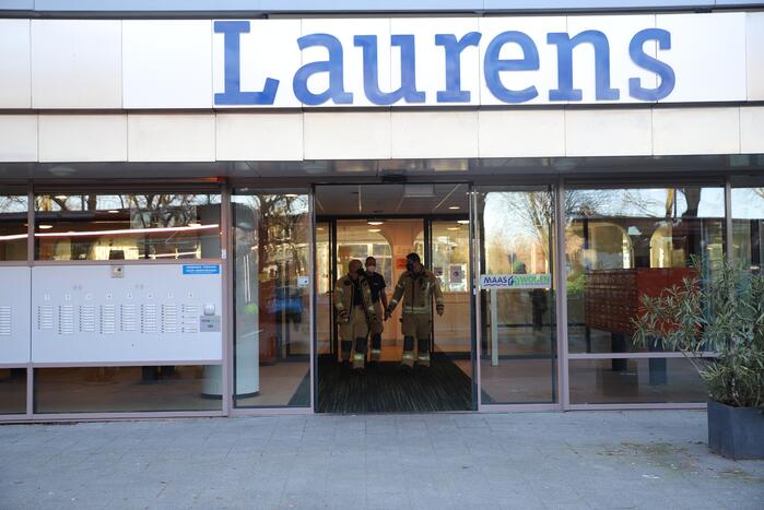 Begane grond zorgflat ontruimd door brand in wasruimte