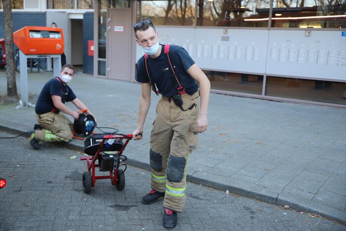 Begane grond zorgflat ontruimd door brand in wasruimte