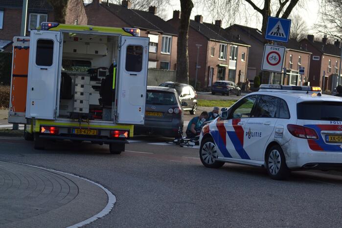 Oudere man gewond bij aanrijding op rotonde