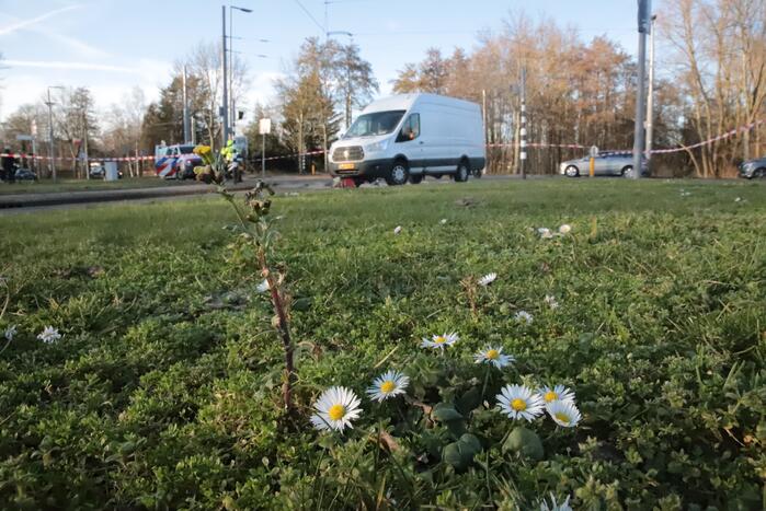 Fiets belandt onder bestelbus