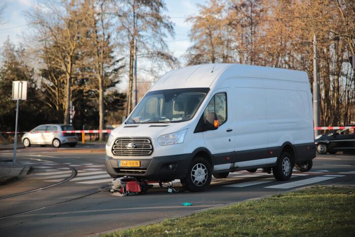 Fiets belandt onder bestelbus
