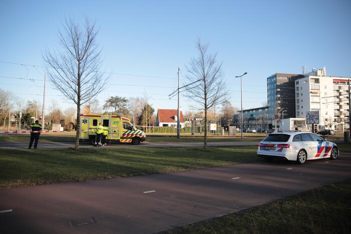 Fiets belandt onder bestelbus