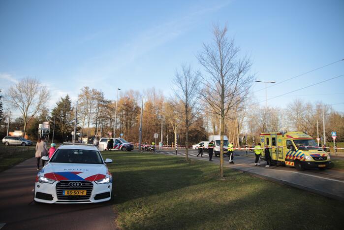 Fiets belandt onder bestelbus