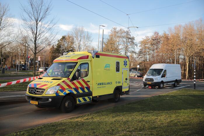 Fiets belandt onder bestelbus