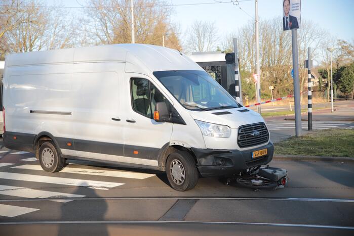Fiets belandt onder bestelbus