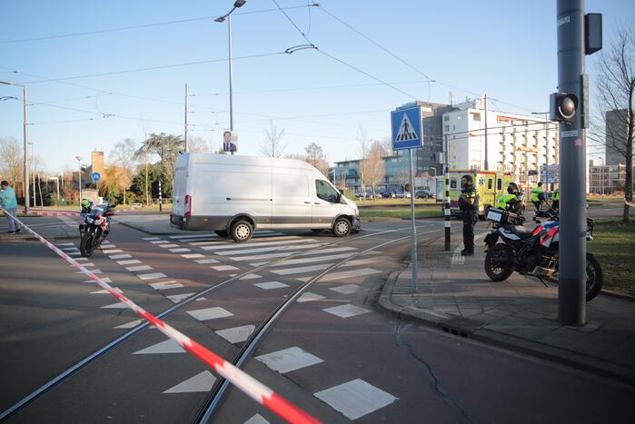 Fiets belandt onder bestelbus