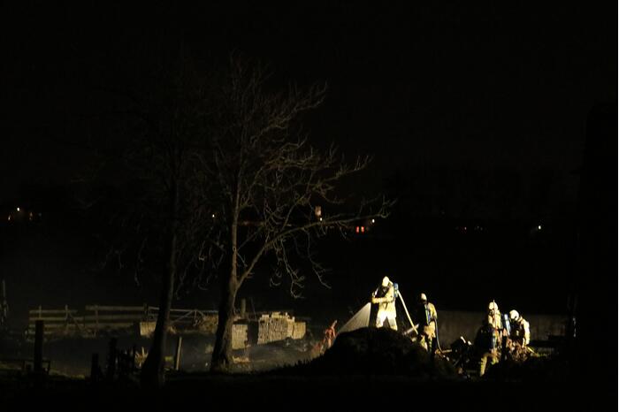 Grote hoop afval in brand