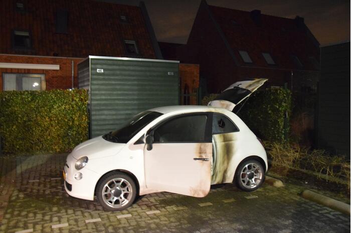 Brandstichting bij auto