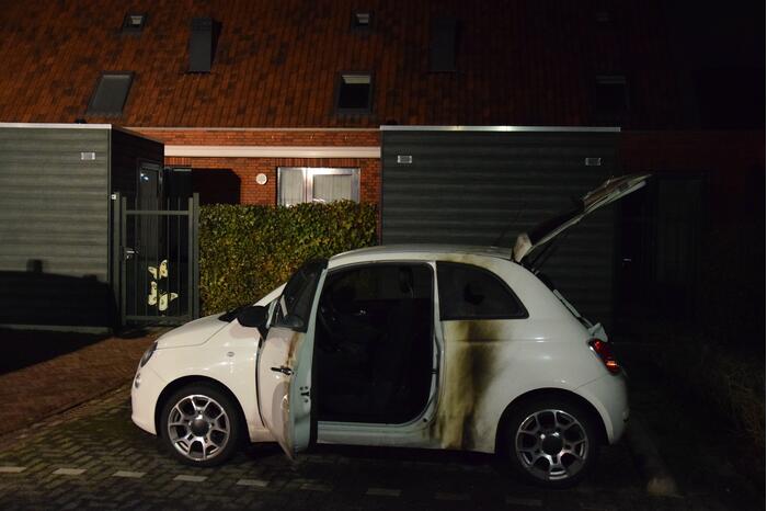 Brandstichting bij auto