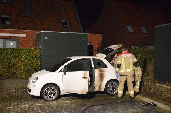 Brandstichting bij auto