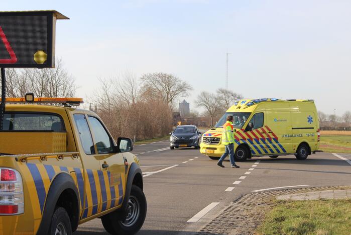 Overstekende fietser gewond door botsing met auto