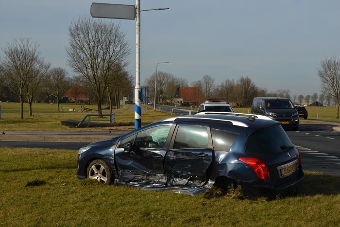 Flinke ravage na verkeersongeval met bestelbus