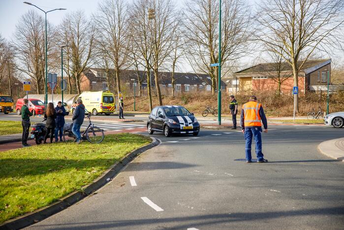 Scooterrijdster gewond bij aanrijding op rotonde